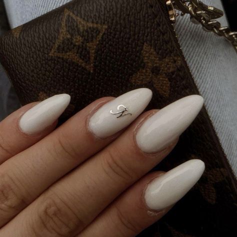 Nails I Initial, Bridal Nails With Initials, Nail Inspiration With Initial, White Hailey Bieber Nails, Nail Art Letters Initials, G On Nails, Nail Ideas Boyfriend Initial Letter, White Initial Nails, Nails With G Initial