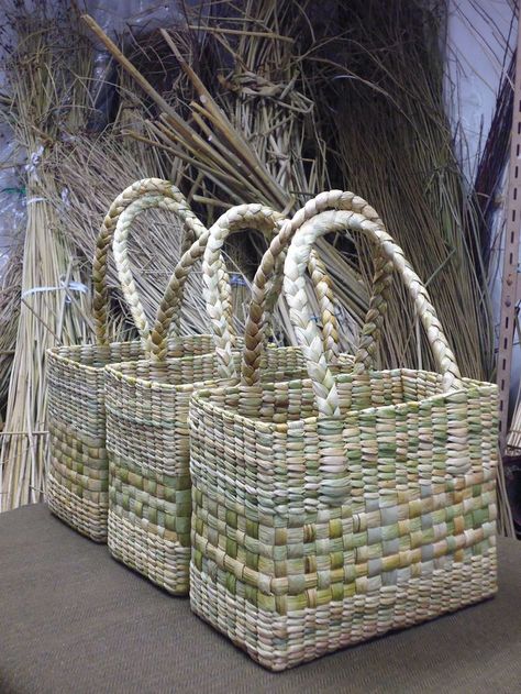 baskets Rush Baskets, Pine Needle Crafts, Square Basket, Basket Weaving Diy, Basket Weaving Patterns, Traditional Baskets, Willow Weaving, Square Baskets, Bamboo Crafts