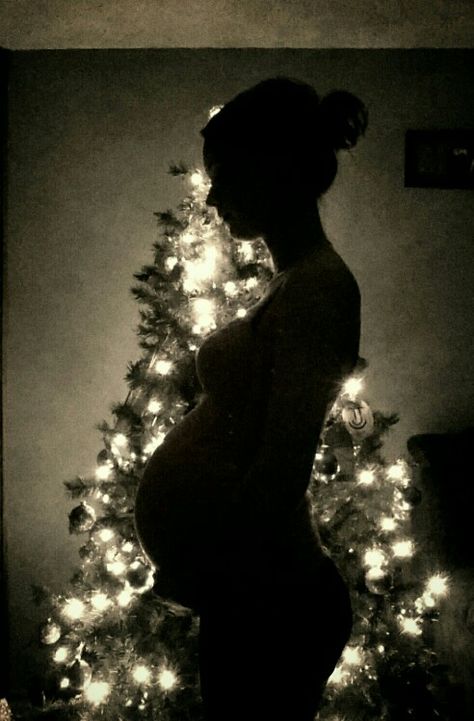 It's too late for me to do this shot but ladies, this is gorgeous!! Christmas Pregnancy Photos, Christmas Tree Silhouette, Foto Newborn, Early Pregnancy Signs, Christmas Pregnancy, Pregnancy Signs, Foto Baby, Foto Tips, Photo S