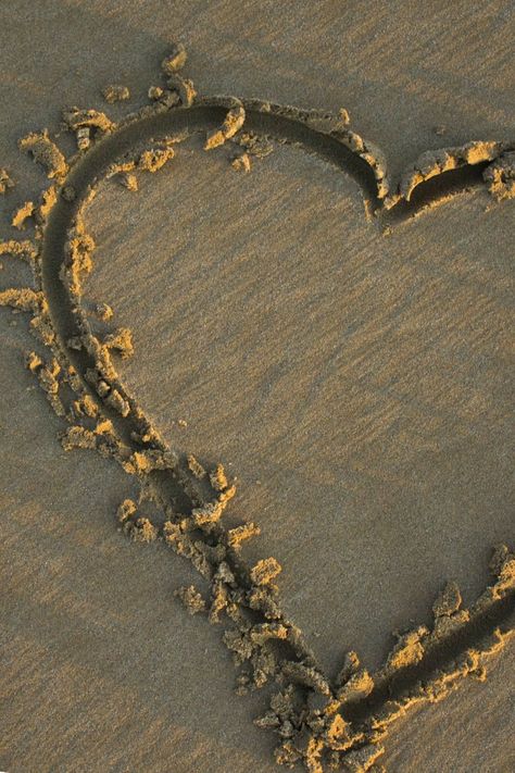 Heart On Beach, Aesthetic Landscapes, Sand Heart, Background Valentines Day, B Letter Images, H Letter Images, Sand Background, Sand Writing, Sand Drawing