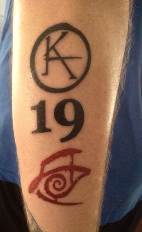 Tattoo inspired by Stephen King's The Dark Tower series. Dark Tower Tattoo, Stephen King Tattoos, Tower Tattoo, The Dark Tower Series, King Tattoo, Garage Room, King Tattoos, Crow Tattoo, The Dark Tower