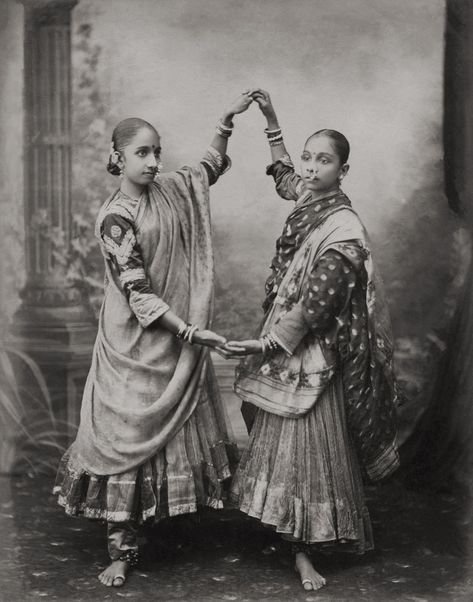 Vintage Studio Portraits of Indian Women From the Peak of British Colonialism - The New York Times Vintage Indian Fashion, Colonial India, Portrait Vintage, Vintage India, India People, Indian Dance, Ancient India, Lehenga Saree, Indian History