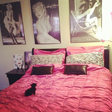 I love this room.... Marilyn Monroe look S2 Marilyn Monroe Bedroom Ideas, Marilyn Monroe Aesthetic Bedroom, Marilyn Monroe Room Ideas Bedrooms, Inspired Bedroom Ideas, Marilyn Monroe Room Decor, Marilyn Monroe Bedroom, Marilyn Monroe Room, Mcbling Aestethic Room, Bedroom Turned Closet