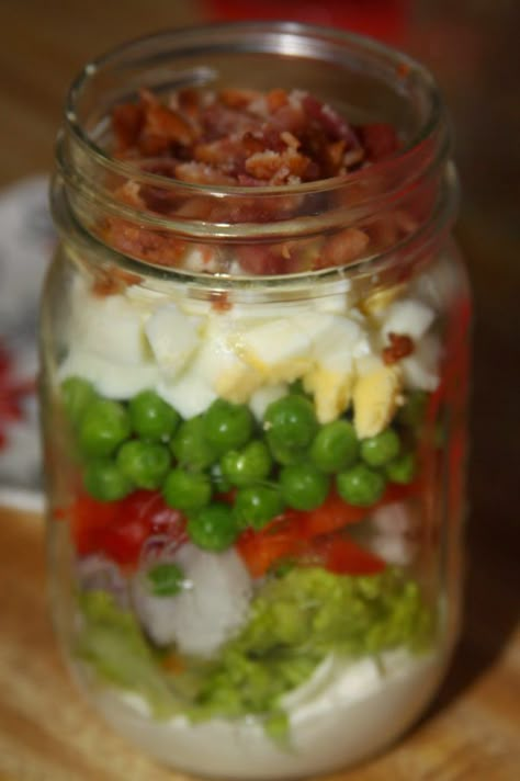 Southern 7 Layer Salad in a Mason Jar Salad In A Mason Jar, Jar Lunches, Salads In A Jar, Jar Salad Recipes, Mason Jar Lunch, Mason Jar Food, Salad Jars, Food In A Jar, 7 Layer Salad