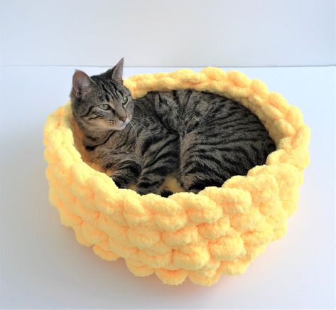 Chunky Chenille Cat Bed, Cat bed, Chenille yarn Pet bed, Vegan Yarn Pet bed, Bulky vegan yarn cat bed, Cat furniture, Cat Cave, Cat Bedding by Becozi on Etsy Diy Pet Bed, Chenille Blanket, Chenille Yarn, Blanket Diy, Finger Knitting, Yarn Diy, Knitting Kits, Crochet Cat, Diy Knitting