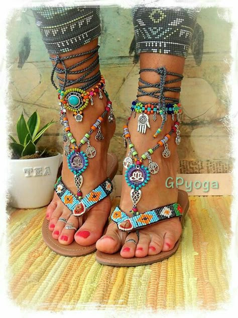 Vetement Hippie Chic, Stile Hippie Chic, Hippie Styles, Beaded Flip Flops, Sun Symbol, Boho Mode, Boho Shoes, Mode Hippie, Estilo Hippie