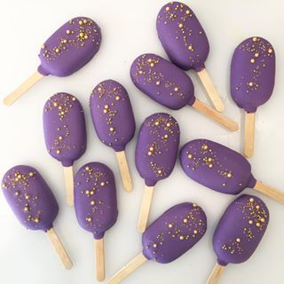 Purple Cakesicles, Magnum Cake Pops, Magnum Cake, Popsicles Cake, Lavender Wedding Cake, Purple Food, Parfait Recipes, Beautiful Flower Drawings, Sweet Decoration