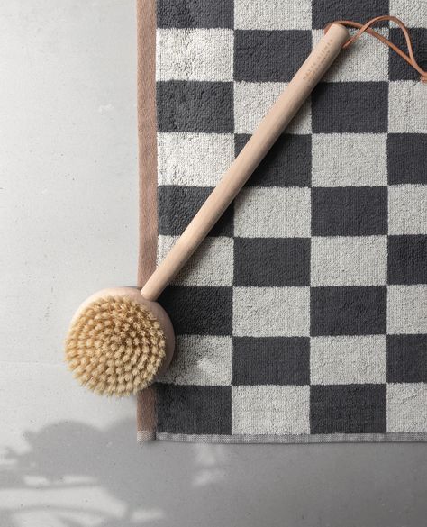 Elevate your bathroom decor with the RETRO bath mat. Featuring a sharp graphic look in dark grey and off-white, complemented by a light brown border and adorned with an orange strap and label, this mat adds a stylish touch to any space. Made from 100% organic cotton and OEKO-TEX® certified, it offers a soft and comfortable feel underfoot. Brown Border, Royal Design, Light Brown, Bath Mat, Elegant Design, Dark Grey, Bathroom Decor, Organic Cotton, Off White