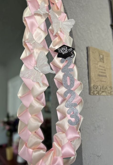 Pink Graduation Lei, Mexican Leis For Graduation, Graduation Lei Ideas, Grad Bouquet, Grad Stole, Grad Leis, Lei Diy, Stole Ideas, Graduation Leis Diy Ribbons