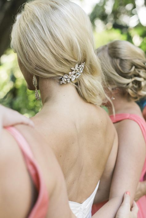 This elegant side swept hairstyle, paired with a vintage hair clip, is perfect for showing off the back of your wedding dress. One Side Pinned Back Hair Wedding, Side Ponytail Wedding Hairstyles, Side Ponytail Wedding, Wedding Hairstyle Ideas, Wedding Retro, Wedding Hair Side, Side Swept Hairstyles, Mother Of The Bride Hair, Hair To One Side