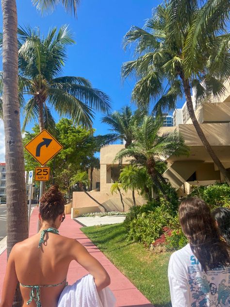 Miami Spring Break Aesthetic, Umiami Girl Aesthetic, Miami Inspo Pics, Miami College Aesthetic, College In Florida Aesthetic, Miami Aesthetic Beach, Miami Life Aesthetic, Miami Vacation Aesthetic, Summer Walks Aesthetic