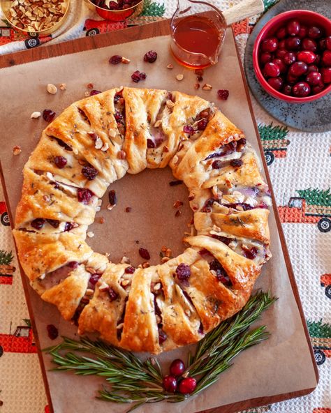 Brie Cranberry Hazelnut Wreath, Pillsbury Brie Cranberry, Crescent Roll Brie Cranberry Wreath, Christmas Cheese Recipes, Christmas Wreath Food Appetizer Recipes, Baked Brie Crescent Roll, Wreath Appetizer, Cranberry Wreath, Brie Cranberry