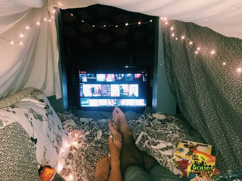 couple, asthetic, fort, fall Blanket Fort Date, Fort Date Night, Fort Date, Dorm Room List, Indoor Forts, Fall Planning, Preppy Wardrobe, Fall Couple, Dream Dates