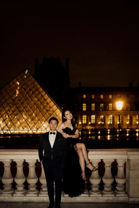 The couple poses during a pre-wedding photo shoot at the louvre Proposal In Paris At Night, Paris Outfits Couple, Louvre Couple Photo, Paris Night Photoshoot, Couple Photos In Paris, Paris Photography Couples, Photo Shoot In Paris, Paris Pre Wedding Shoot, Paris Photoshoot Ideas Couples