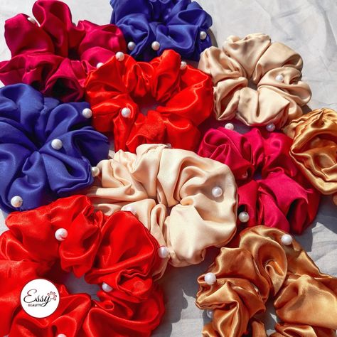 Scrunchies With Beads, Beaded Scrunchie, Diy Hair Scrunchies, Handmade Fashion Jewelry, Fabric Accessories, Hair Scrunchies, Silk Hair, Diy Hair, Handmade Fashion