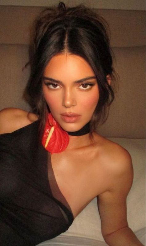 Portrait of Kendall Jenner wearing a one shoulder black mesh dress and soft glam makeup Kendall Jenner Piercings, Kendall Makeup, Wedding Hairstyles With Bangs, Soft Healthy Hair, Gold Jewellery Necklace, Kendall Jenner Hair, Jenner Hair, Kendall Jenner Makeup, Jenner Makeup