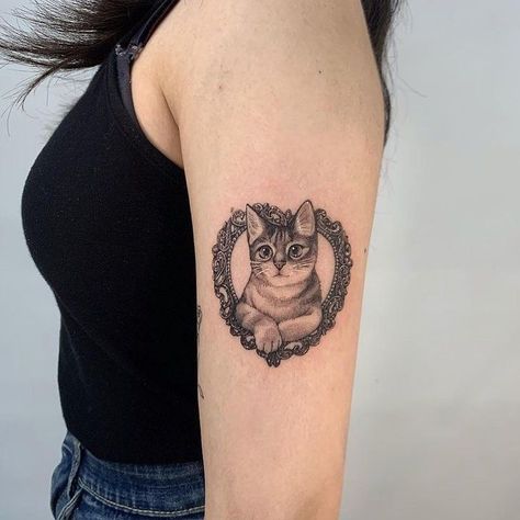 Cat Tattoo Tabby, Cat Tattoo Placement, Cat Locket Tattoo, Photo Frame Tattoo, Cool Cat Tattoos, Small Tattoo Ideas Back, Finger Tattoo Minimalist, Cat Tattoos Ideas, Tattoo Ideas Back