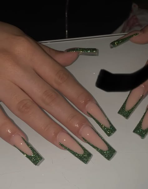 Dark Green Acrylic Nails Square, Dark Green Prom Nails Acrylic, Emerald Green Nails French Tip, Hunter Green Acrylic Nails, Ivy Green Nails, Hunter Green Nails Acrylic, Emerald Green French Tips, Emerald Acrylic Nails, Emareld Green Nails