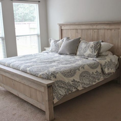 Simple Wood Bed Frame, Diy Platform Bed Frame, Diy Farmhouse Bed, Rustic Platform Bed, Diy Bed Frame Easy, Simple Bed Designs, Platform Bed Designs, Farmhouse Bed, Bed Wooden