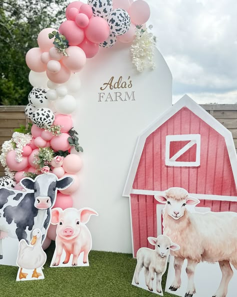 Does your little one love farm animals!? Arranging everything for your little ones birthday can be really hard work. Invitations, games, party bags, cake...the list goes on. Take one thing off your plate and @bluebellcelebrations create a stunning backdrop for the party! We can work with you to make your vision come true. Based in Lancaster covering the North West. Drop me a message and I will send over the price list 💌 #farmtheme #farmthemeparty #barnyardparty #barnyardballoons #f... Farm Backdrop, Barn Birthday Party, Barnyard Party, Farm Party, Farm Theme, White Backdrop, Party Bags, Backdrops For Parties, Farm Animals