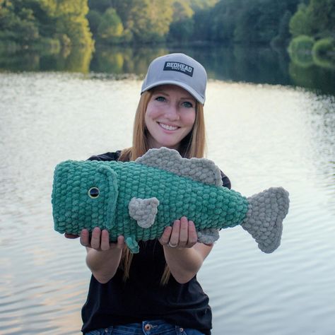 At 19 inches long, this is definitely the biggest fish I’ve caught yet! 😁 I used my plush bass pattern with jumbo yarn (Parfait XL) and an 8mm hook for this guy! 🎣 Bass Crochet Pattern, Crochet Bass Fish, Jumbo Yarn, Video Tips, Crochet Shop, Medium Weight Yarn, Largemouth Bass, Arctic Animals, Fish Patterns