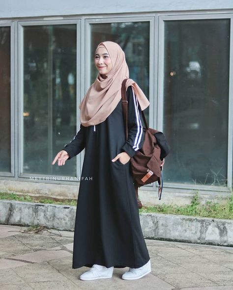 Image may contain: 1 person, standing Hijab Outfit Syari, Sporty Hijab Outfit, Sporty Hijab, Fashion Mumblr, Muslimah Outfit, Modest Fashion Hijab, Muslimah Dress, Hijab Style Casual, Pakistani Fashion Casual