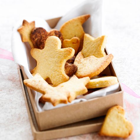 Découvrez la recette Sablés de Noël sur cuisineactuelle.fr. Holiday Cookies Thanksgiving, Focaccia Dolce, Christmas Shortbread, Desserts With Biscuits, Thermomix Desserts, Shortbread Recipes, Best Christmas Cookies, Xmas Food, Köstliche Desserts