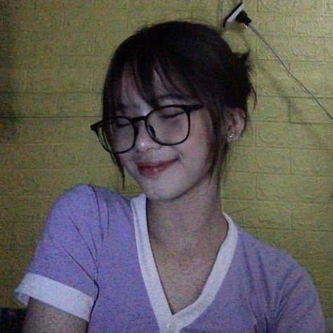 Ullzang Gril, Short Hair Glasses, Filipino Guys, Filipino Girl, Stylish Photo Pose, Boy And Girl Best Friends, Girls With Glasses, Cute Selfie Ideas, Pretty Selfies