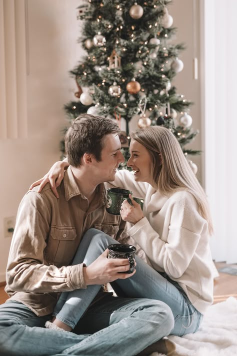 Christmas Photography Couples, Couples Holiday Photos, Christmas Tree Photoshoot, Diy Christmas Photo, Christmas Couple Photos, Christmas Couple Pictures, Couple Christmas Card, Xmas Couple, Christmas Poses