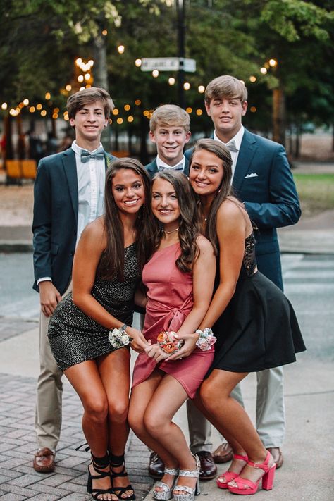 Prom Poses For Just Friends, Homecoming Dance Photo Ideas, Large Group Homecoming Pictures, Homecoming Picture Poses Group, School Dance Group Photos, Homecoming Dance Picture Ideas, Friend Group Hoco Pictures, Hoco Photo Ideas Group, Formal Picture Ideas Friends