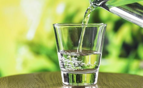 Sabes cuál es el mejor momento para beber agua? Make Alkaline Water, Dehydration Symptoms, Benefits Of Drinking Water, Body Fluid, Alkaline Water, Drink More Water, Tonic Water, Acid Reflux, Cordial