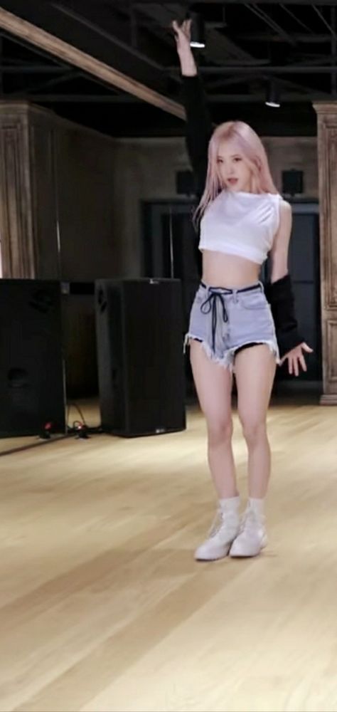 Rose Practice Outfit, Dance Practice Outfits Shorts, Kpop Bodies, Blackpink Dance Practice Outfits, A Very Blessed Girl, Kpop Dance Practice Outfits, Kpop Dance Outfits, Kpop Dance Practice, Girls Wearing Shorts