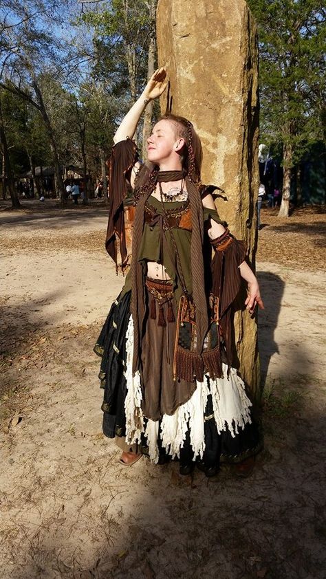 Layers & layers - yummy! Layered Ren Faire Outfit, Bog Witch Character Design, Bog Witch Outfit, Fantasy Witch Outfit, Forest Witch Costume, Ren Faire Witch, Renfaire Costume, Woodland Sprite, Bog Witch