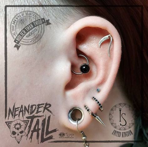 Small Stretched Ears, Ear Guages, Piercings Ideas, Ear Art, Cool Piercings, Facial Piercings, Body Piercings, Stretched Ears, Body Modifications