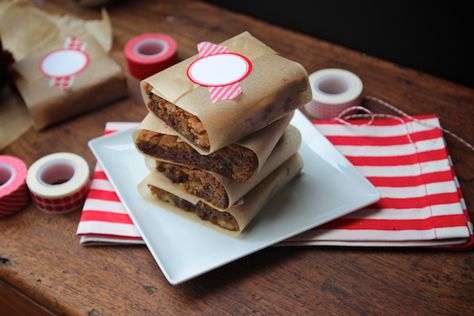 Chocolate Chunk Blondies // shutterbean Brownie Serving Ideas, Brownie Presentation Ideas, Brownies Presentation, Chocolate Chunk Blondies, Brownie Packaging, Bake Sale Packaging, Brownies From Scratch, Brownie Frosting, Sour Cherries