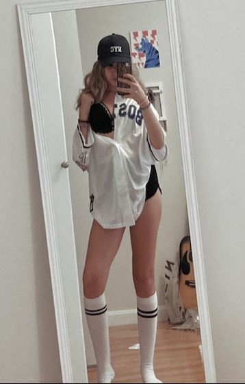 Football Player Halloween Costume Girl, Baseball Costume Womens, Football Halloween Costume For Women, Baseball Girl Costume, Sporty Halloween Costumes, Football Player Halloween Costume, Baseball Halloween Costume, Baseball Player Costume, Diy Halloween Costumes For Girls