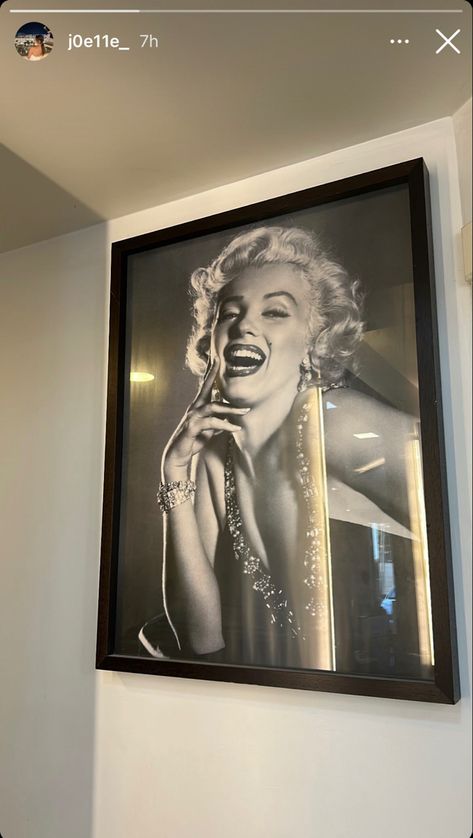 Marilyn Monroe House, Marilyn Monroe Bedroom, Marilyn Monroe Room, Marilyn Monroe Decor, Marilyn Monroe Wallpaper, First Apartment Tips, Marilyn Monroe Poster, Beauty Room Salon, Posters On Wall Bedroom