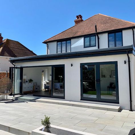 This single story rear extension looks so perfect rendered white with the dark grey windows and doors. So fresh looking. Home of First Step on the Ladder on Instagram. Single Storey Rear Extension, Rendered Houses, Flat Roof Extension, Single Storey Extension, Kitchen Diner Extension, Garden Room Extensions, House Extension Plans, Exterior House Remodel, Room Extensions