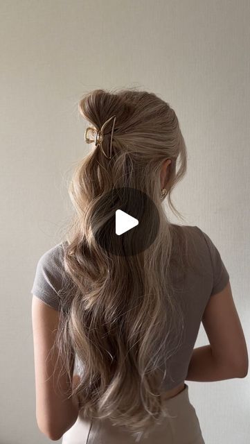 Michelle | Romanticizing life through hair on Instagram: "One of my favorite go-to claw clip half updos. 🧡✨  Prep hair with heatless curls as always 💫  #clawcliphairstyle #easyhairstyles #hairinspo #hairtrends #halfuphalfdown #fallhairstyles #girlhairstyles #schoolhairstyles" Claw Clip Hairstyles Long Hair Half Up Tutorial, Half Up Half Down Hair With Claw Clip, Half Up Half Down Claw Clip Hairstyles, Claw Clip Half Up Half Down, Half Up Half Down Claw Clip, Half Up Claw Clip Hairstyles, Inspired Hairstyles, Hairstyles Tutorial, Clip Hairstyles