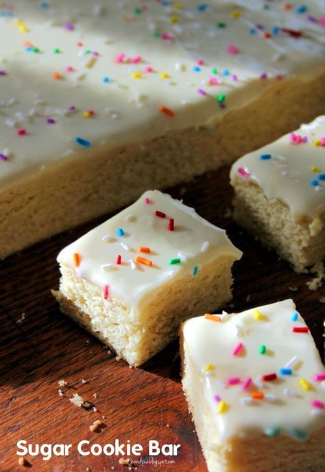 Sugar Cookie Bars (for a crowd) - so easy and so cute and tasty Cookie Bars For A Crowd, Bars For A Crowd, Easy Bar Cookie Recipes, Bar Cookie Recipes, Easy Cookie Bars, Recipes For A Crowd, Easy Bar, Dessert Halloween, Potluck Desserts