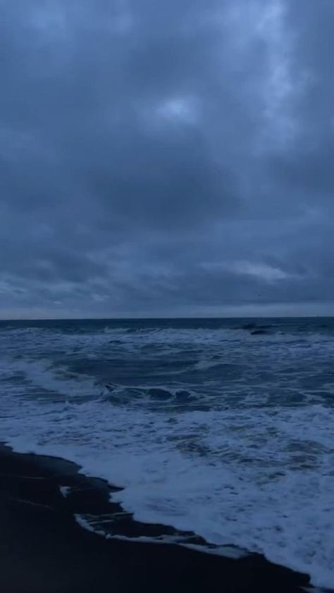 Gif Wallpaper Aesthetic, Ocean Videos, Beach Rain, Dark Beach, Ocean At Night, Fall Landscape Photography, Rain Wallpapers, Dark Landscape, Wallpaper Video