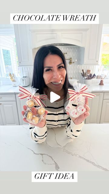 Carla Bushey - Always keepin’ it real on Instagram: "Like & Save this post so you can make it later! Here is my second holiday gift idea, I’m sharing new ideas every week to help you get everyone in your list!  . Comment WREATH and I’ll send you the links of what I used, right to your DM! . This is what you will need: Cellophane paper, double side tape, twine, festive ribbon and chocolates like Ferrero Rocher or Lindt.  . #holidaygift #holidaycrafts #giftideas #holidaygiftguide #homemadegifts #chocolatewreath #holidaywreath" Lindt Chocolate Wreaths, Carla Bushey, Chocolate Wreath, Xmas Cards To Make, Elf Party, Christmas Wrapping Ideas, Winter Valentine, Candy Wreath, Neighbor Christmas Gifts