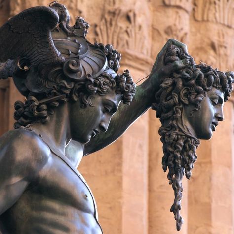 Perseus And Medusa, Benvenuto Cellini, Angel Sculpture Art, Head Of Medusa, Medusa Art, Ancient Greek Sculpture, Statue Tattoo, Greek Mythology Tattoos, Roman Statue