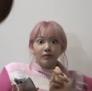 Le Sserafim Funny Face, Sakura Funny Lesserafim, Lesserafim Memeable, Le Sserafim Memeable Face, Le Sserafim Reaction, Le Sserafim Funny, Izone Funny, Rosé Blackpink Icons, Not Musik