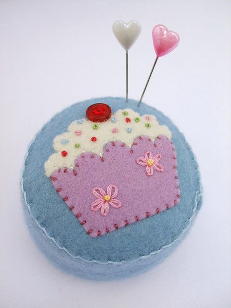 . Cupcake Pincushion, Diy Pincushion, Cupcake Crafts, Felt Pincushions, Felt Cupcakes, Pin Cushions Patterns, Needle Books, Fabric Ideas, Needle Cases