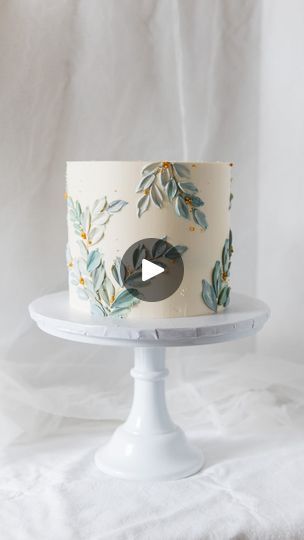 White Flowers On Cake, Wildflower Cake Design, White Cake With Green Flowers, Simple Cake Flowers, Palate Knife Cake Decorating, Palette Cake Decorating, Fall Floral Cake, Boho Cake Design, Butter Cream Cake Design