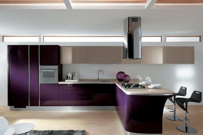 Constituye una cómoda unidad adicional que articula el espacio de cocina.El elemento saliente puede proporcionar otra sup... Purple Kitchen Designs, Scavolini Kitchens, Cream Kitchen Cabinets, Curved Kitchen, Cream Cabinets, Condo Interior Design, Purple Kitchen, Condo Interior, Red Kitchen