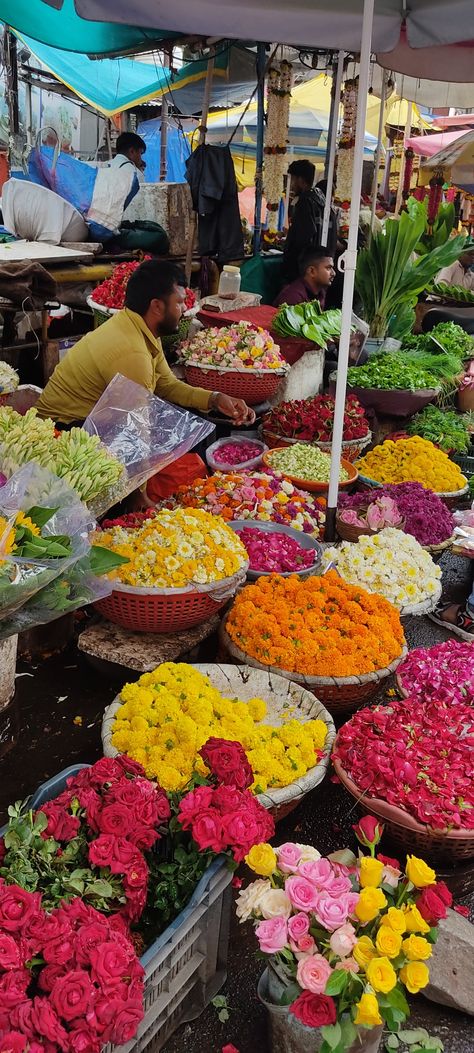 Flower market! Pune Jaipur Flower Market, Indian Flower Market Aesthetic, Market Snapchat Stories, Pune Snapchat Stories Day, Pune City Aesthetic, Pune City Snaps, Indian Market Aesthetic, Pune City Photography, Pune Aesthetics