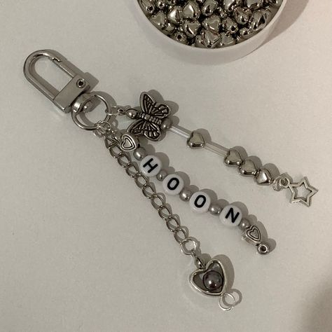 Enhypen Keychain Ideas, Aesthetic Keychain Kpop, Simple Beaded Keychains, Sunghoon Bracelet, Acubi Keychain, Kpop Keychain Aesthetic, Enhypen Jewelry, Enhypen Bracelet, Grunge Keychain