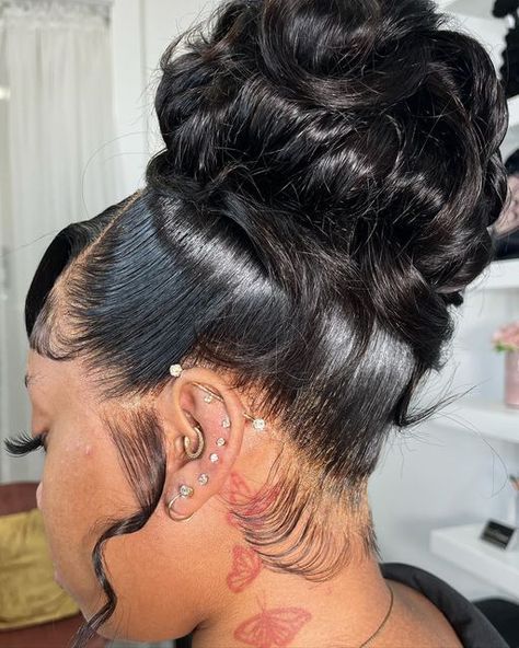 NYC | ATL Hairstylist | MUA on Instagram: "😍Scalp! 2 frontal ponytail ❤️Want to learn this technique and more? If you’re serious about your growth, and drastically increasing your revenue this year, then I invite you to join me for a LIVE two-day 360 ponytail masterclass on March 18th & 19th, we’re going to be covering ALL things business growth for YOUR business. Here’s exactly what we’re covering: •Full lace wig install •Business growth •Social media content •Speaking with our top account 2 Frontal Ponytail, Lace Wig Install, Frontal Ponytail, Wig Install, Full Lace Wig, Media Content, Lace Wig, Social Media Content, Lace Frontal